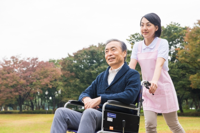 介護福祉職の人手、人材不足による問題と原因と対策